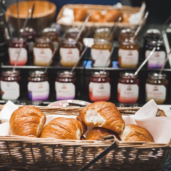 Große Marmeladenauswahl beim Frühstück