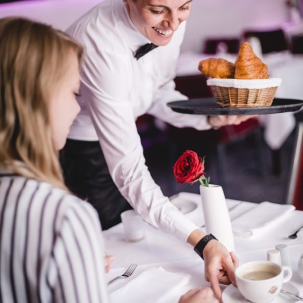 Beim Frühstück wird serviert